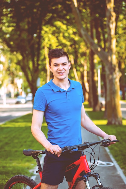 Un joven en un parque en bicicleta.