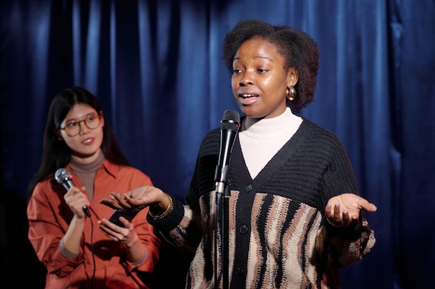 Joven participante de un espectáculo de stand up