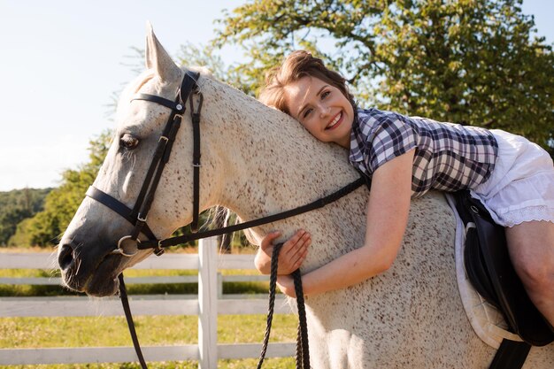 Foto la joven pasa tiempo con su caballo favorito.