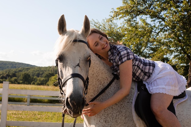 La joven pasa tiempo con su caballo favorito.