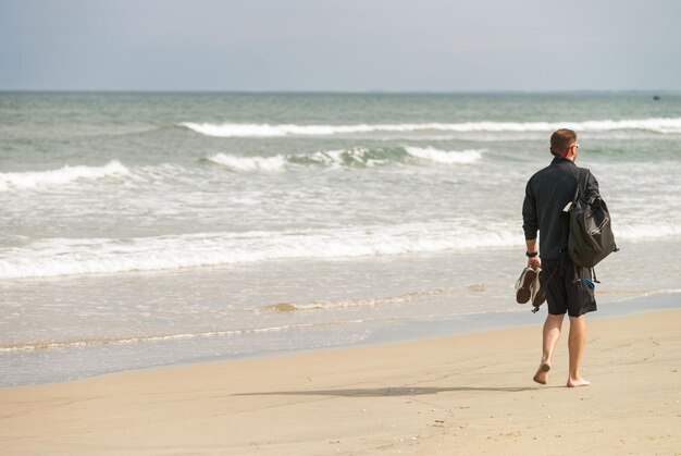 Joven pasando por China Beach, Danang en Vietnam. No cara