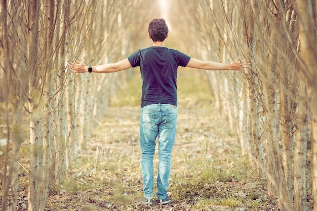 joven en un paseo por la naturaleza, pensamientos equilibrados y relajación