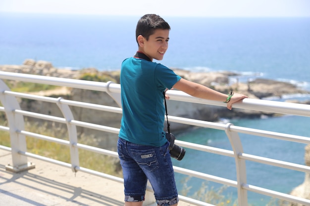 Joven durante el paseo turístico por la playa