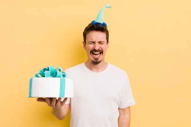 Joven con un pastel de cumpleaños