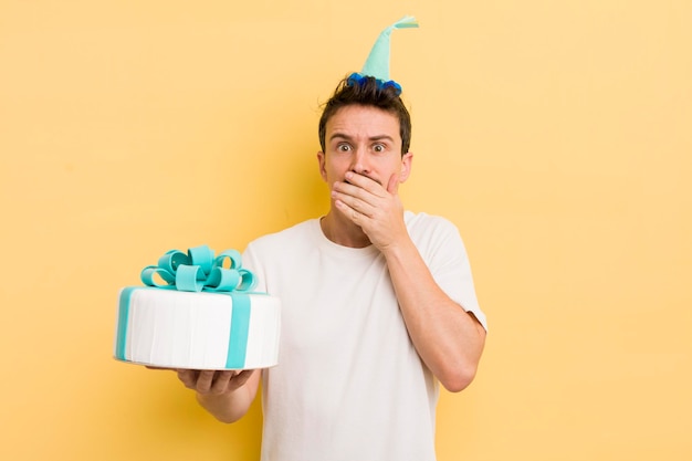 Joven con un pastel de cumpleaños