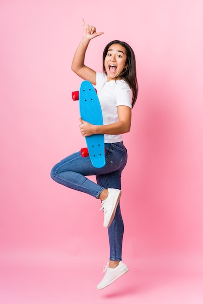 Joven, patinador, mujer india, saltar, en, rosa