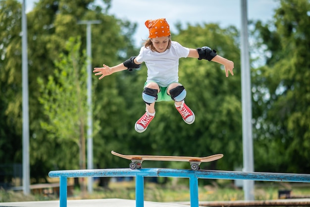 Joven patinador profesional realizando un truco de salto de skate