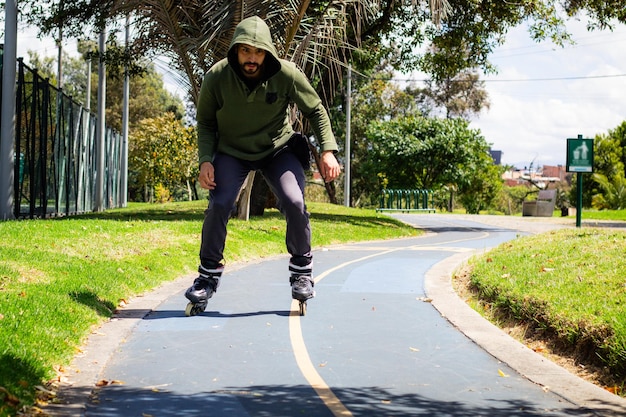 joven patinando en patines en un parque de la ciudad