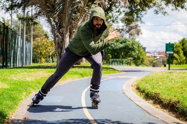 joven patinando en patines en un parque de la ciudad