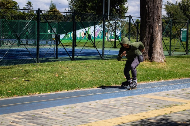 joven patinando en patines en un parque de la ciudad