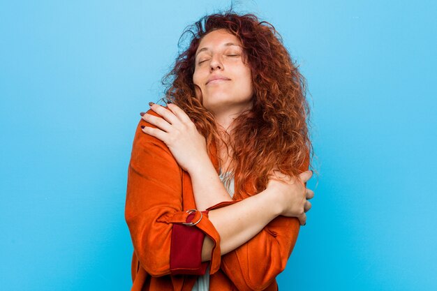 Foto joven pelirroja elegante mujer abrazos, sonriente despreocupada y feliz.