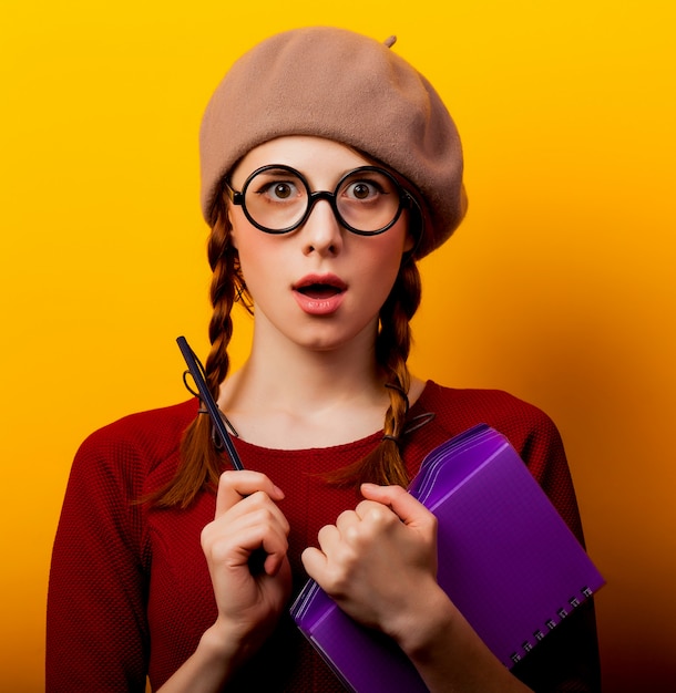 Foto joven pelirroja empollón con lentes