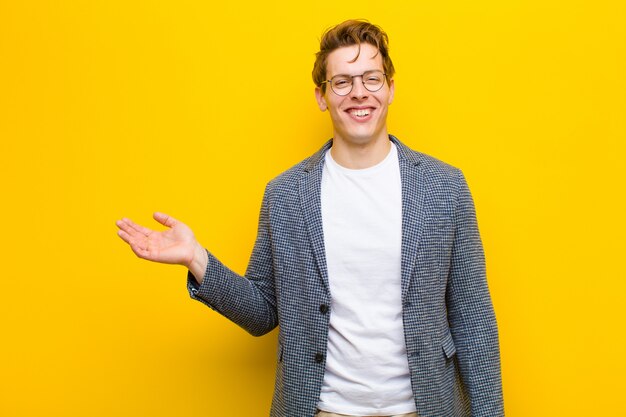 Joven pelirrojo se siente feliz, sorprendido y alegre