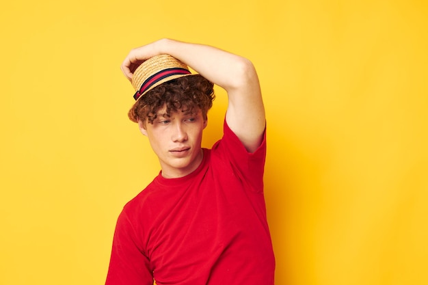 Joven de pelo rizado con una camiseta roja y un sombrero de moda Estilo de vida inalterado