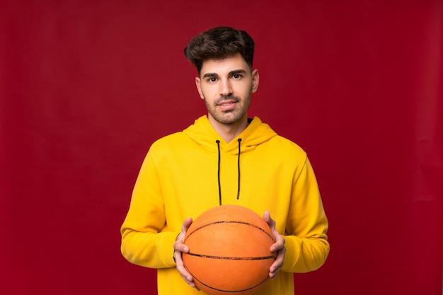 Joven con pelota de baloncesto