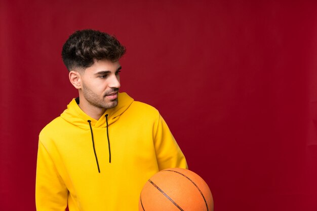 Joven con pelota de baloncesto