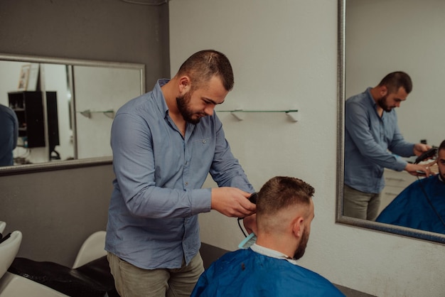 Joven en la peluquería Concepto de servicio de cuidado del cabello Enfoque selectivo