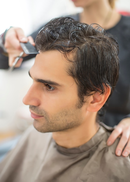 Joven en peluquería