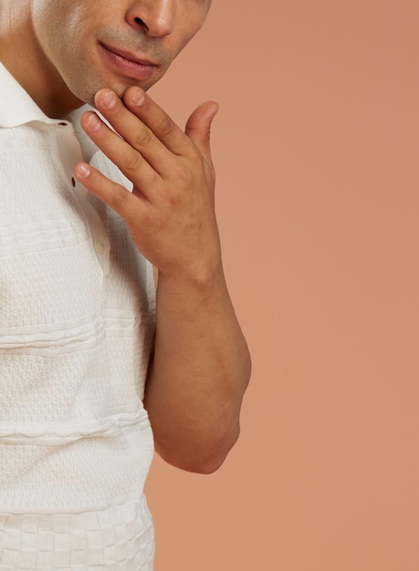 Foto joven pensante con la mano en la mejilla