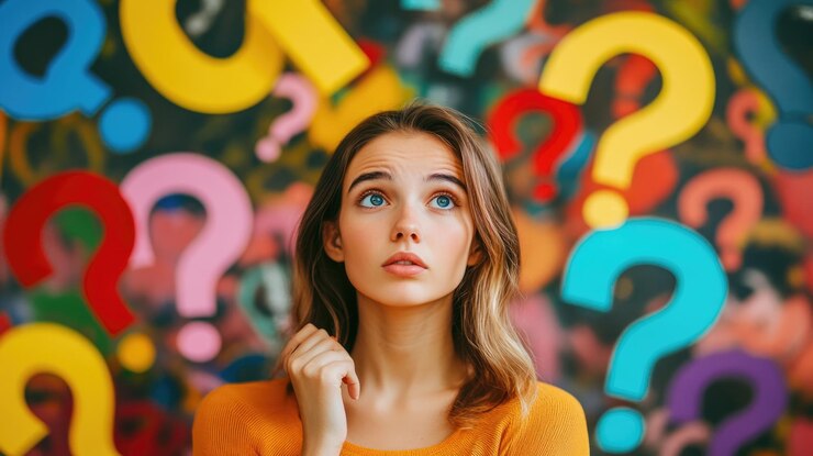 Foto una joven pensativa rodeada de signos de interrogación