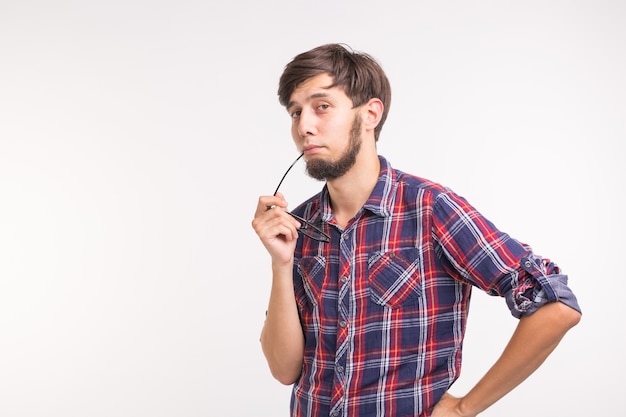 Foto joven pensativo en blanco con espacio de copia