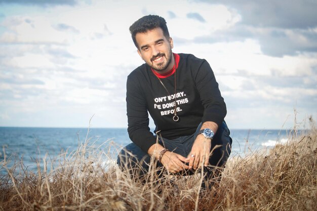 Joven pensativo mirando a lo lejos mientras sale a caminar solo en un parque en primavera