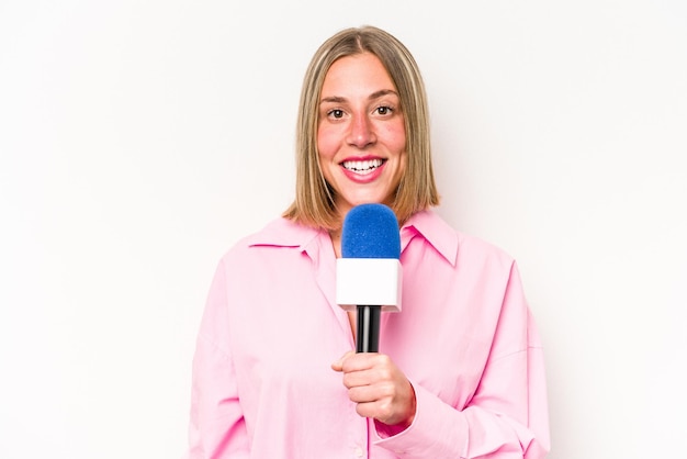 Joven periodista caucásica mujer aislada sobre fondo blanco