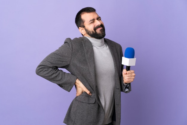 Joven periodista hombre sobre pared aislada