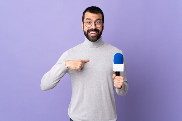 Joven periodista hombre sobre pared aislada