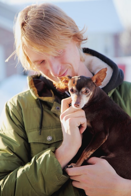 Joven con perro