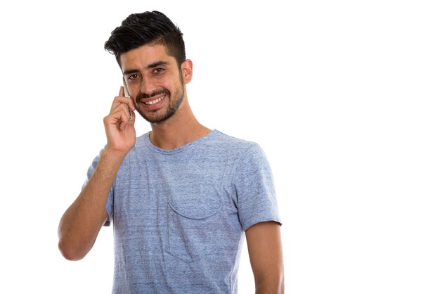 Foto joven persa feliz sonriendo mientras habla por teléfono