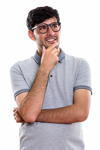 joven persa feliz sonriendo y pensando mientras