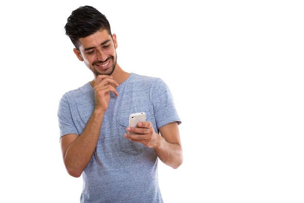 Joven persa feliz sonriendo y usando el teléfono