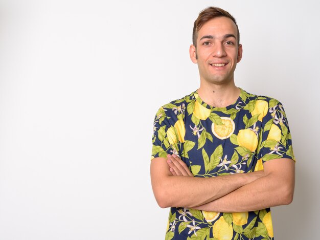 Joven persa vistiendo camiseta bohemia contra la pared blanca