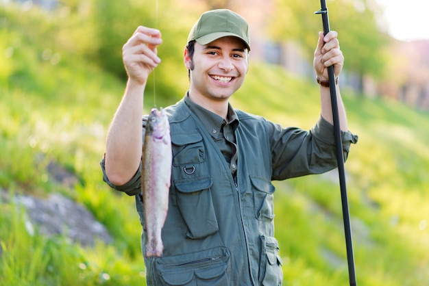 Joven pescador captura un pez