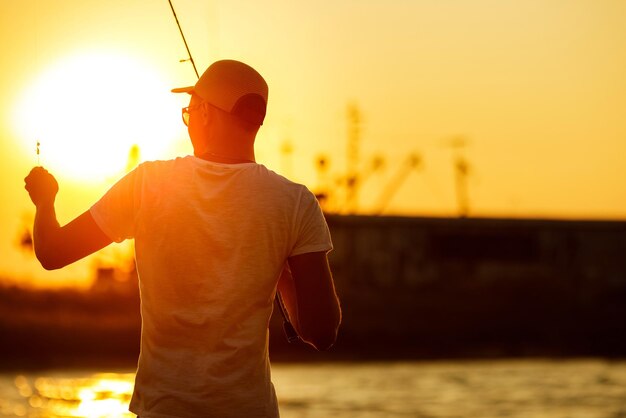 Foto joven pescador en el mar