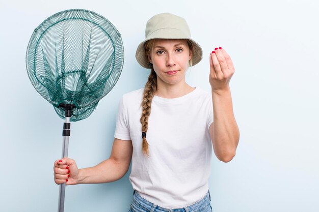 Joven pescadora rubia adulta con un concepto de hobbie y vacaciones netas