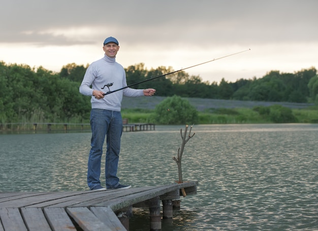 Joven pescando en un lago