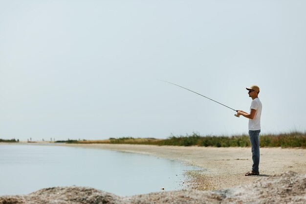 Joven pescando en el mar