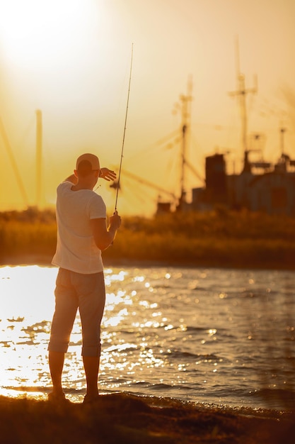 Joven pescando en el mar