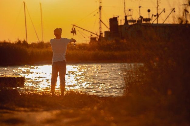 Joven pescando en el mar