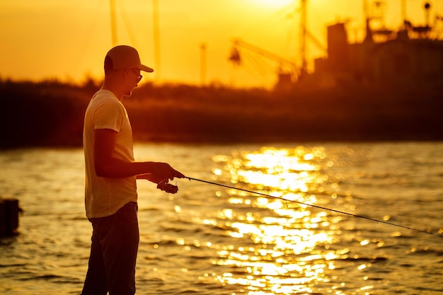 Joven pescando en el mar