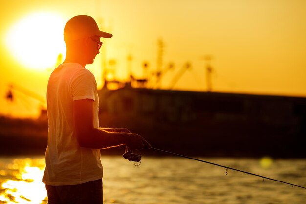 Joven pescando en el mar