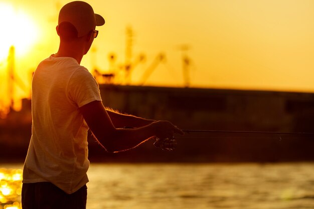 Joven pescando en el mar