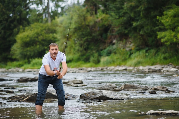 Joven pescando en un río