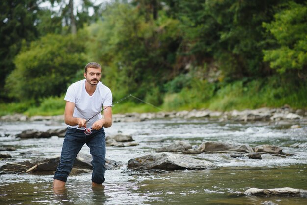 Joven pescando en un río