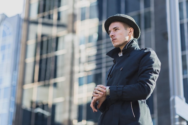Joven de pie en la ciudad