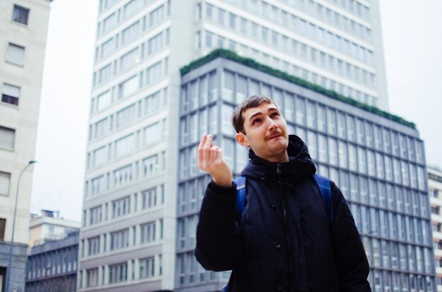 Foto joven de pie en la ciudad