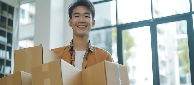 Joven de pie frente a pilas de cajas IA generativa