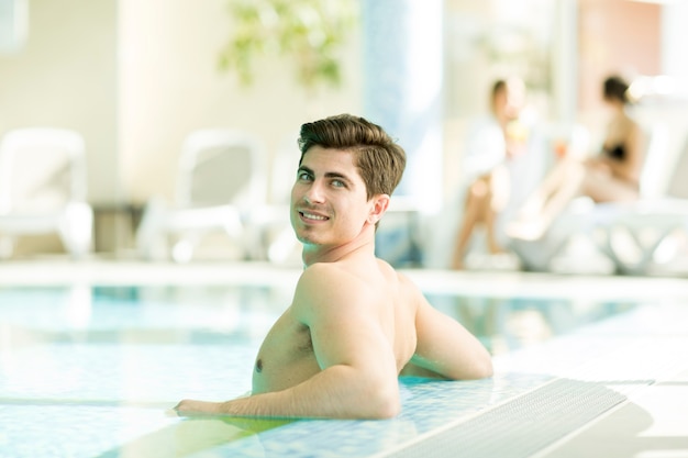 Joven en la piscina